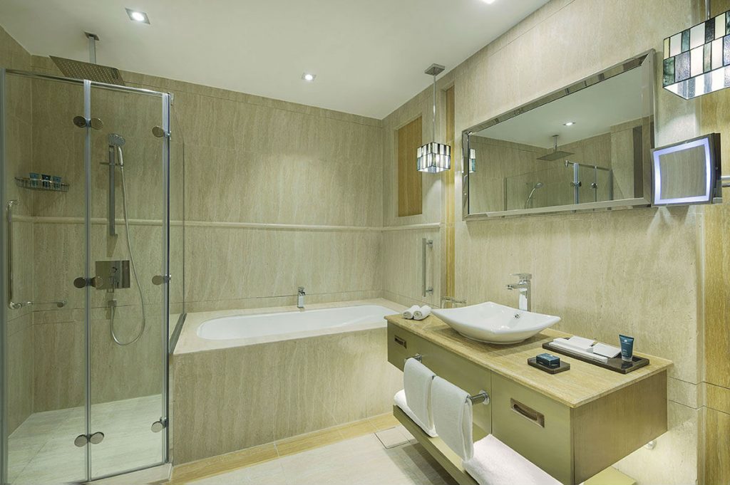 Delux king twin bathroom